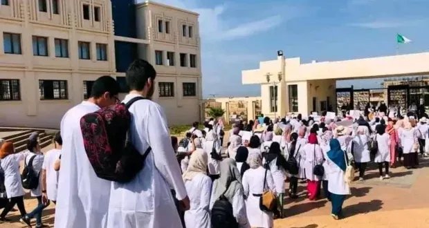 الجزائر تتجه نحو الإنجليزية في كليات الطب: تحول استراتيجي يواكب التطورات العلمية
