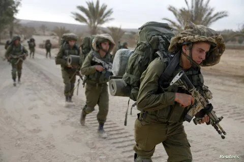 تصاعد التوتر: إسرائيل تستدعي عشرات الآلاف من جنود الاحتياط لتوسيع العمليات في غزة وسط رفض متزايد