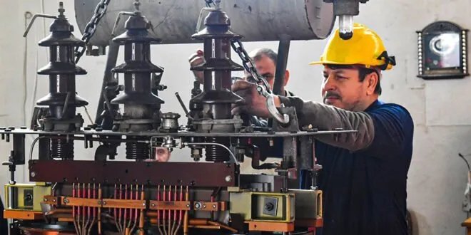 كهرباء حماة: صيانة شاملة تعيد 40 محولة كهربائية للخدمة