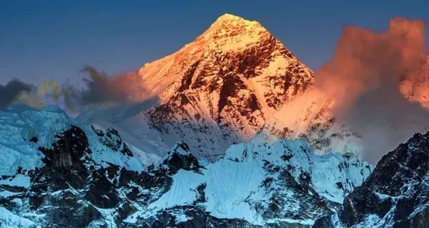 نيبال تفتتح موسم تسلق جبل إيفرست وسط تزايد الإقبال والتحديات