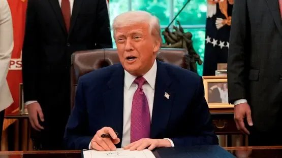 ترامب يفاجئ الرياض: سأرفع العقوبات عن سوريا لمنحها فرصة جديدة