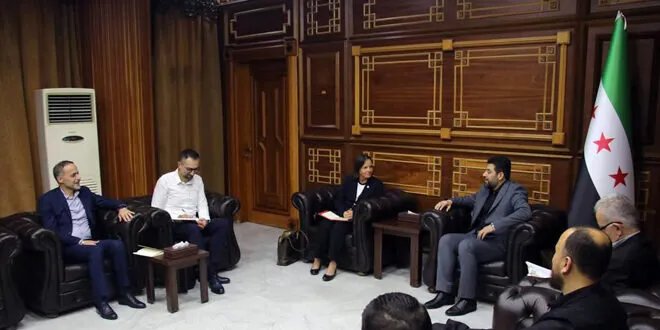محافظ اللاذقية والصليب الأحمر يبحثان تعزيز الدعم الإنساني وحماية المدنيين