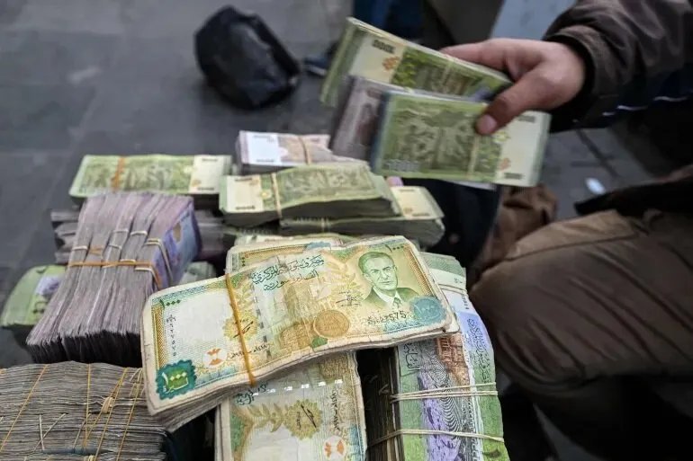 تذبذب مستمر: أسعار الدولار واليورو والذهب في السوق السوداء مقابل الليرة السورية اليوم 15 مايو 2025