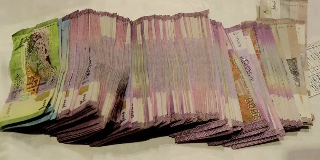 الليرة السورية تترنح: أسعار الدولار واليورو والذهب في السوق السوداء اليوم الجمعة 23 مايو 2025