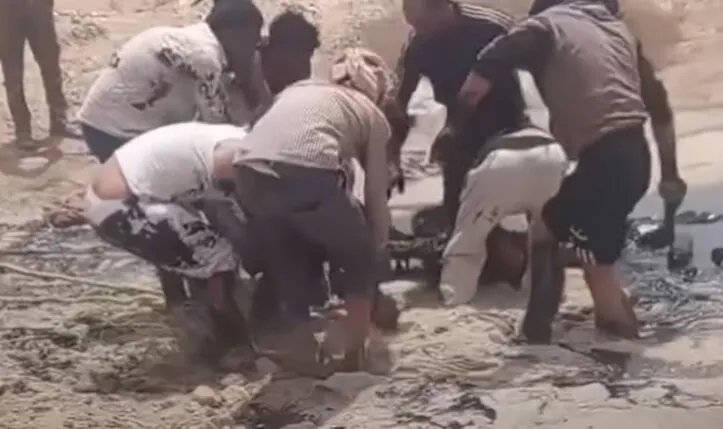 نجاة شاب بأعجوبة من الموت غرقًا في بركة نفط بمحافظة الحسكة (فيديو)