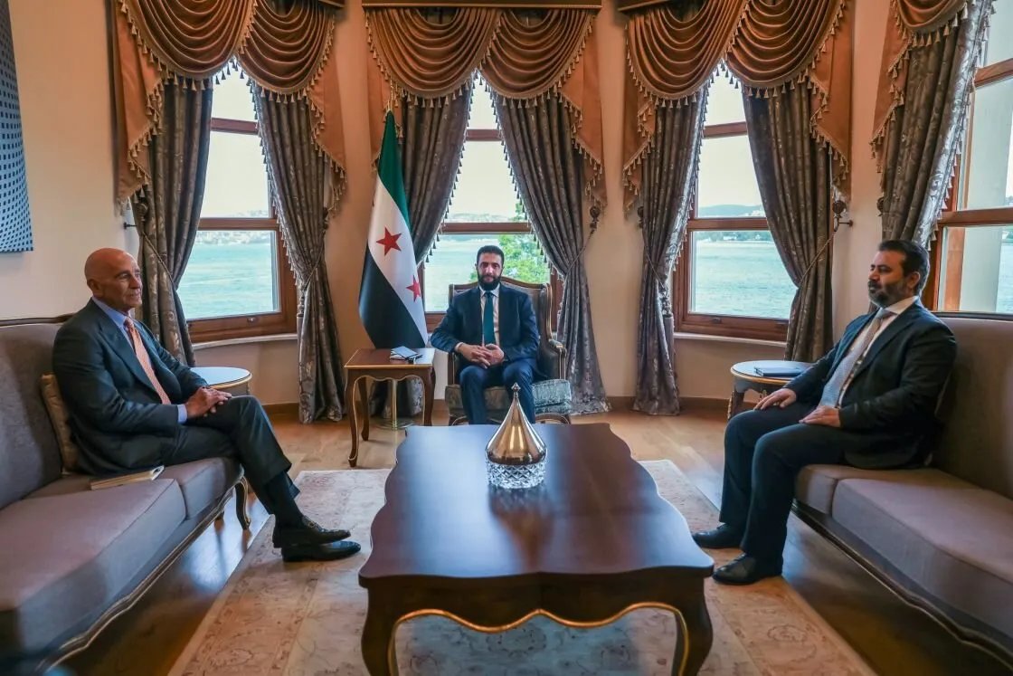 لقاء تاريخي في إسطنبول: الشرع والمبعوث الأمريكي يبحثان رفع العقوبات والاستثمار في سوريا