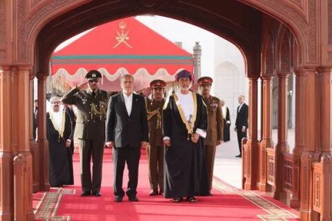 بزشكيان في عُمان: مساعٍ لتعزيز العلاقات مع الجيران وتخفيف التوتر مع واشنطن