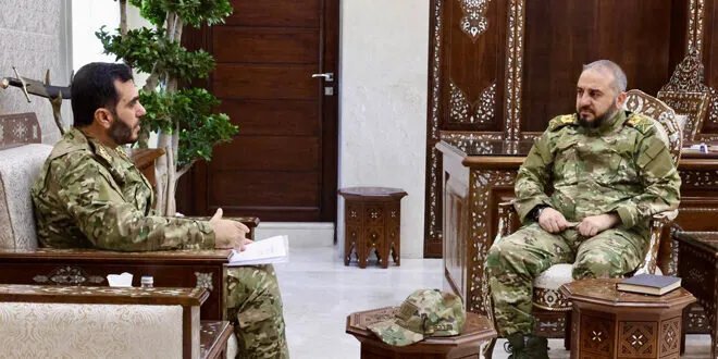 وزير الدفاع يناقش تفعيل دور الضباط المنشقين لتعزيز كفاءة الجيش السوري