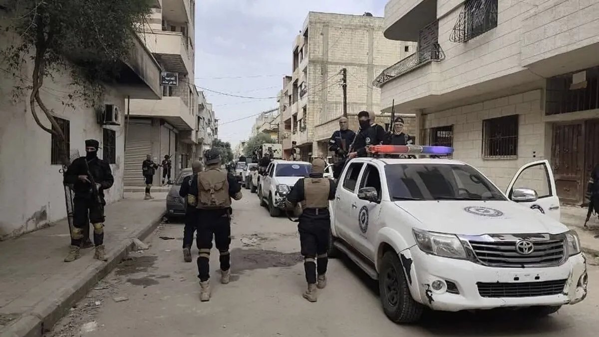 حملة اعتقالات تطال متهمين بجرائم حرب في حمص واللاذقية: الداخلية السورية تتحرك