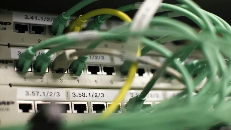 الإنترنت في سوريا: أسعار باهظة وبنية تحتية متهالكة تعيق التطور الرقمي