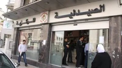 نقيب صيادلة دمشق ينكر أزمة الأدوية وسط شكاوى من نقص حاد في السوق