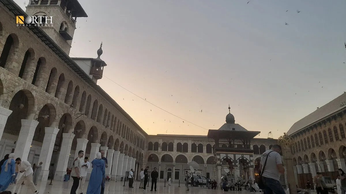 بهجة العيد تملأ الجامع الأموي: صور من صلاة عيد الأضحى في دمشق
