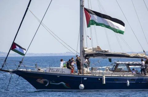 سفينة "أسطول الحرية" تتحدى الحصار الإسرائيلي وتتجه نحو غزة وسط ترقب لاعتراض محتمل