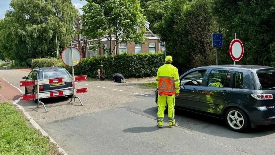 قرية هولندية تغلق أبوابها في وجه السياح الألمان بسبب الازدحام والفوضى!