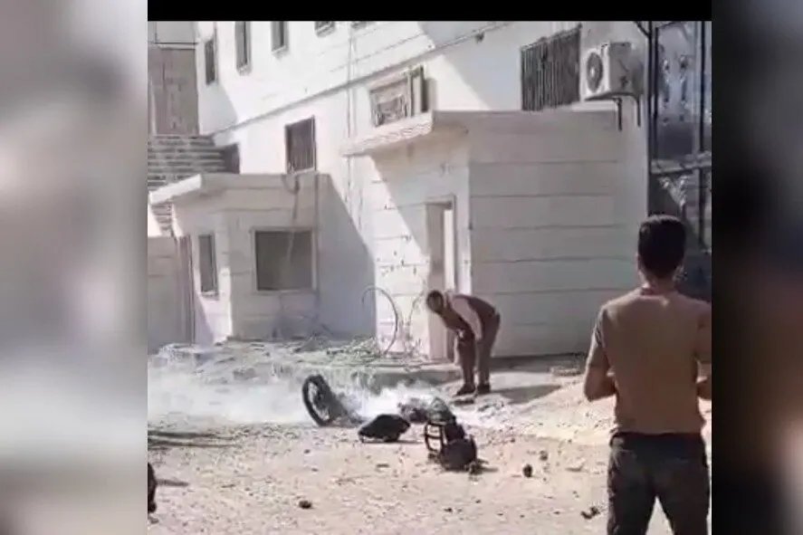 غارة جوية تستهدف دراجة نارية في ريف إدلب الشمالي: تفاصيل حول هوية الطائرة والضحايا