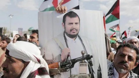 أنصار الله تهدد إسرائيل بضربات "مدروسة" رداً على قصف ميناء الحديدة وتحذر السفارات