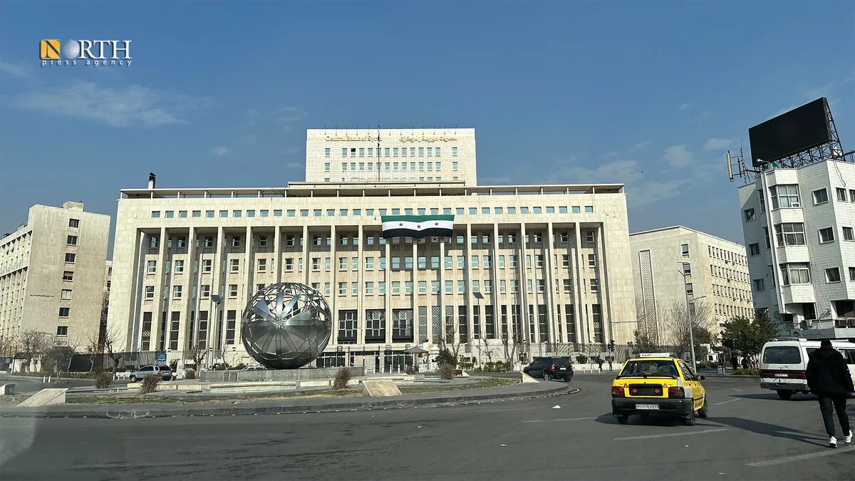 خبير اقتصادي يكشف: التعويم المدار لليرة السورية.. بين الشفافية والإدارة الفعالة لتحقيق الاستقرار
