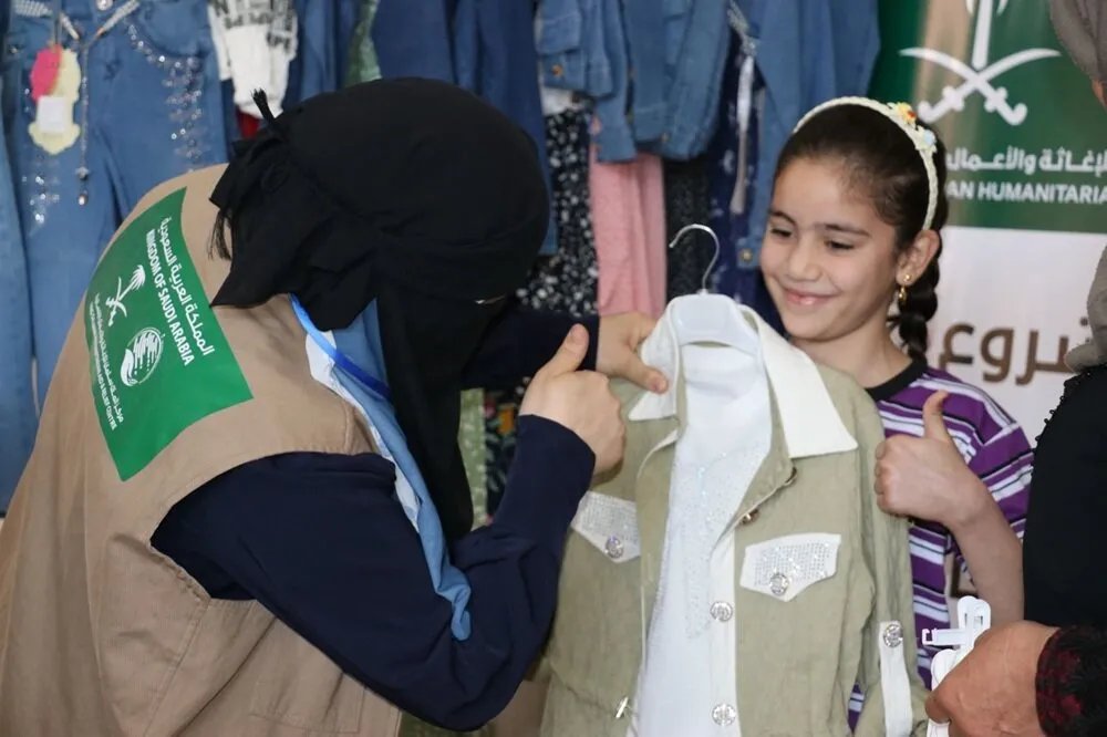مركز الملك سلمان للإغاثة يبهج أطفال حلب بـ 600 حقيبة ملابس في مشروع "أمان"