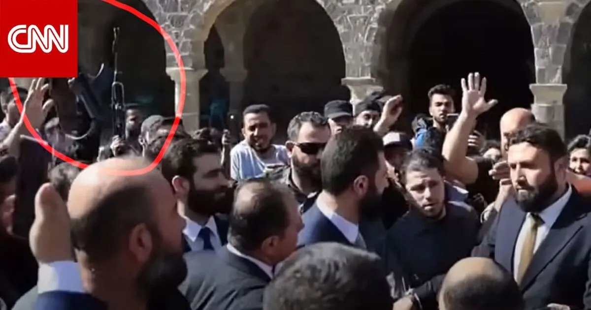 زيارة أحمد الشرع إلى درعا تثير جدلاً: استقبال حافل وهتافات مسلحة