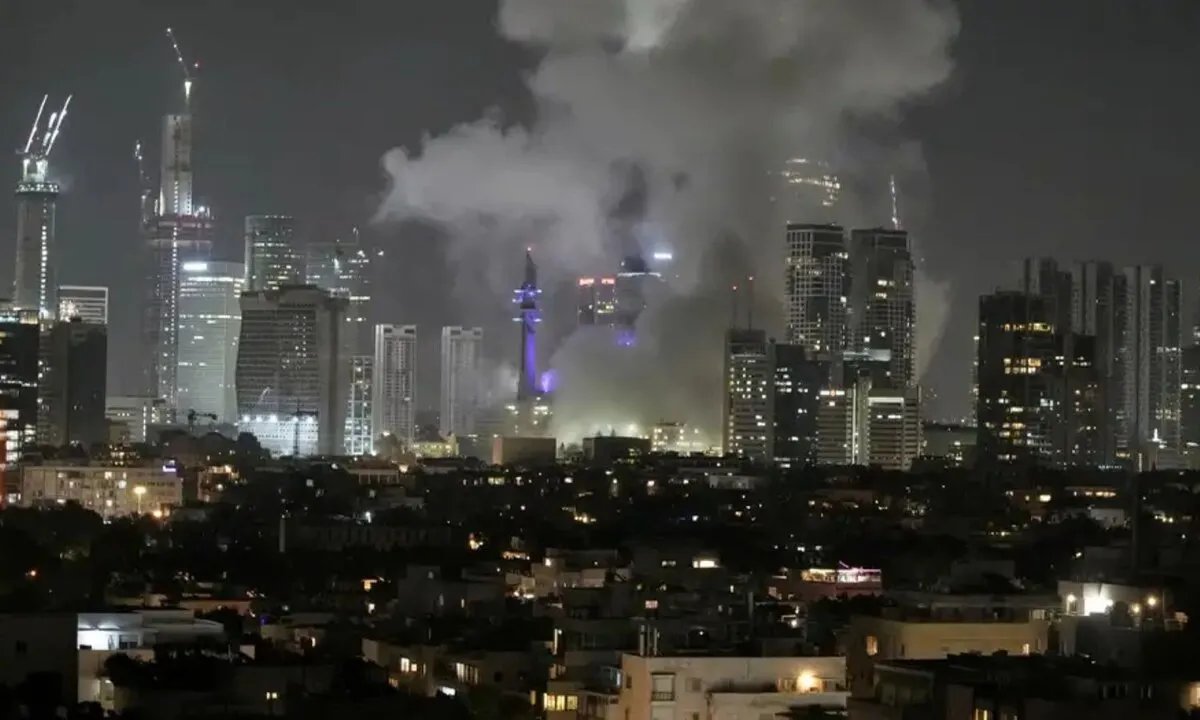 تصعيد خطير: إيران تطلق 300 صاروخ على إسرائيل ردًا على هجمات استهدفت منشآت نووية