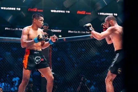 تألق بطولة 971 للفنون القتالية المختلطة في دبي: نزالات قوية وحضور جماهيري لافت