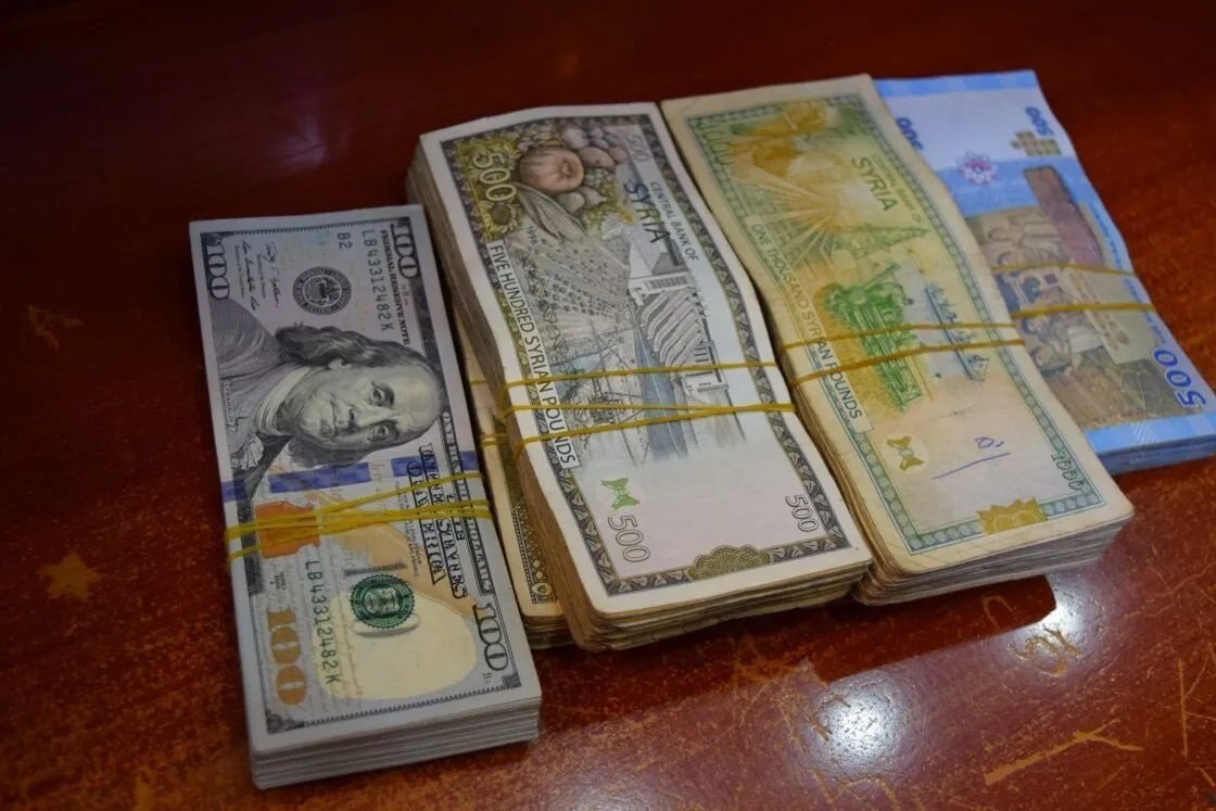 تدهور مستمر: أسعار الدولار واليورو والذهب تسجل أرقامًا قياسية مقابل الليرة السورية اليوم