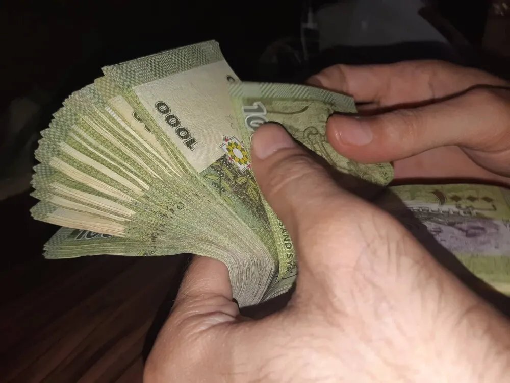 الليرة السورية تواصل التحسن مقابل الدولار في السوق السوداء