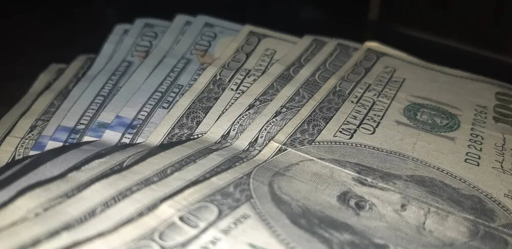 صعود مفاجئ: الدولار يقفز 200 ليرة في دمشق بعد تراجعه الأخير