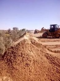 الميليشيات الإيرانية ترفع سواتر ترابية حول شقق بدير الزور لحماية قادتها وتجنب الكشف عن مواقعهم