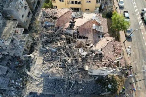 نتنياهو يواجه اتهامات باستغلال الحرب ضد إيران للبقاء في السلطة.. طهران تتحدى وتطالب الخليج بتحمل التكاليف