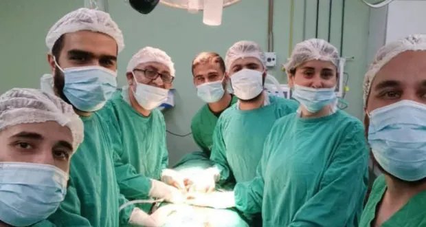 المشفى الجامعي بحمص يجري عملية جراحية نادرة لاستئصال ورم غدي معقد