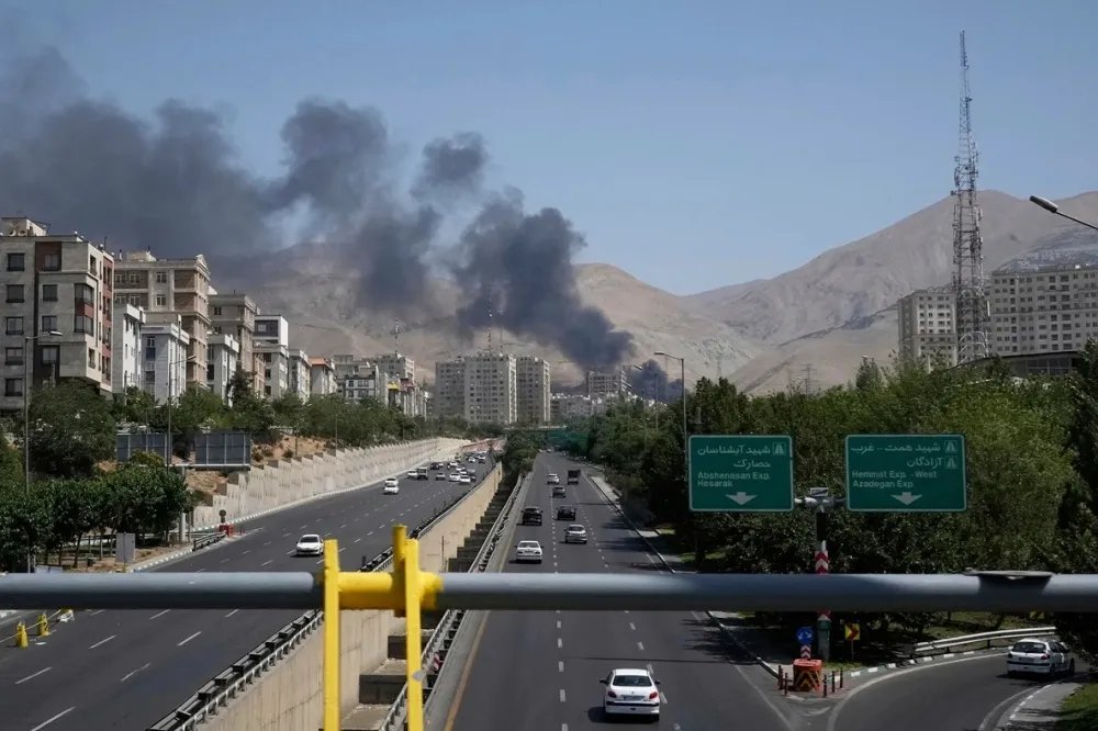 هجوم إسرائيلي يستهدف عالم نووي إيراني بارز وزوجته في طهران