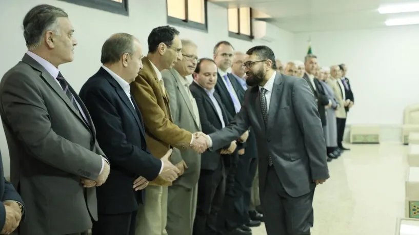 جدل واسع حول مصافحة وزير العدل السوري لقاضٍ مرتبط بـمحكمة الإرهاب