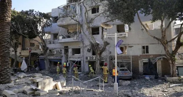 إيران تطلق عشرات الصواريخ الباليستية على إسرائيل ردًا على الضربة الأميركية