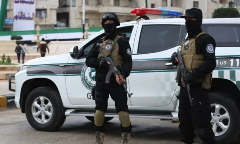 الشرطة في إدلب تقبض على عصابة مسلحة متنكرة بزي نسائي أثناء سرقة محلات تجارية
