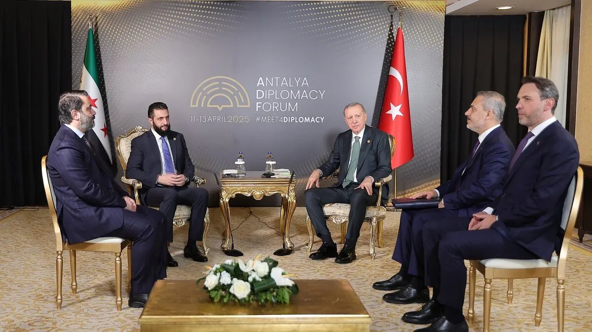 الرئيس الشرع وأردوغان في لقاء استراتيجي بأنطاليا لتعزيز استقرار سوريا