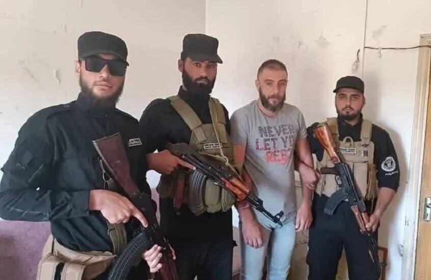 القبض على عنصر من النظام السابق في طرطوس بعد إحراقه بطاقة تسوية