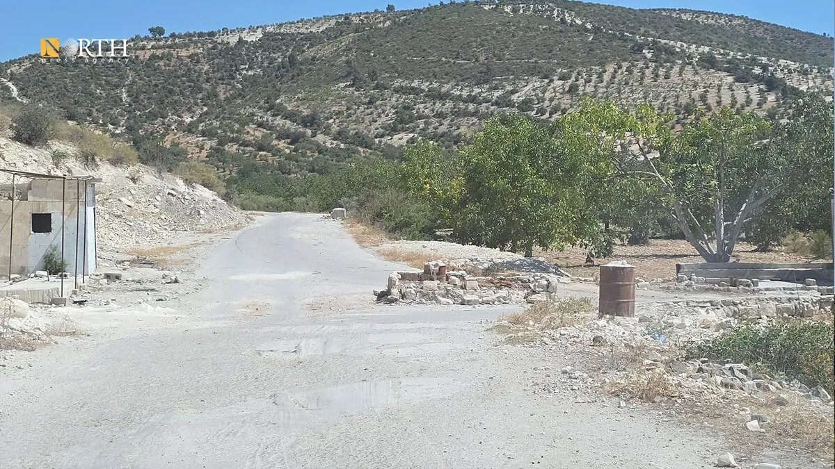 بعد أسبوع من إزالته: فصيل "العمشات" يعيد نصب حاجز في قرية كوخرة بريف عفرين وسط استياء السكان