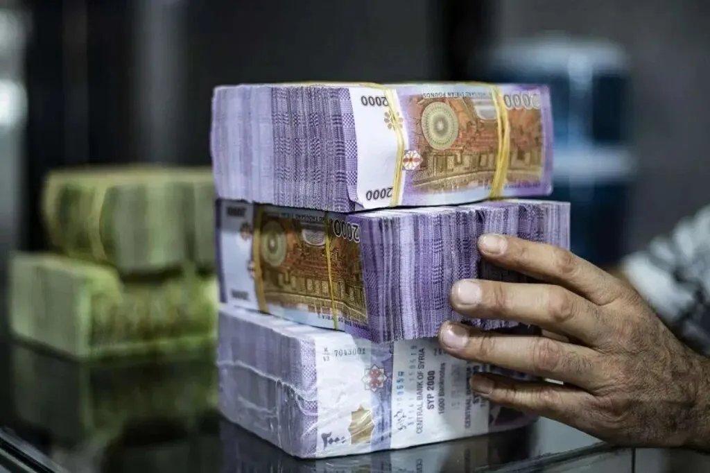 تذبذب أسعار الصرف والذهب في السوق السوداء السورية: نظرة على أسعار 9 نيسان 2025