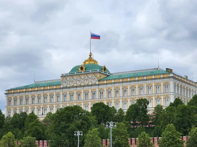 الكرملين يؤكد: روسيا متمسكة بعلاقاتها مع القيادة السورية وتعتزم دعوتها إلى القمة الروسية العربية