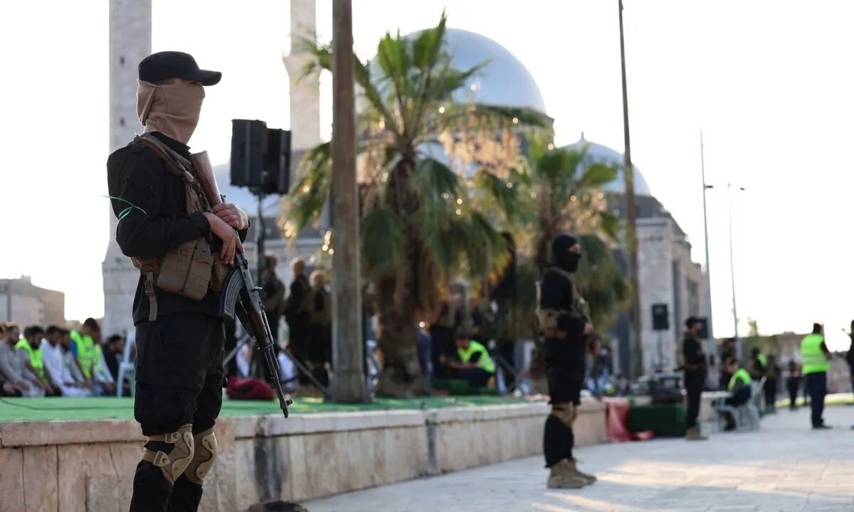 حمص: القبض على مهربي مخدرات وبحوزتهم 77 ألف حبة كبتاغون