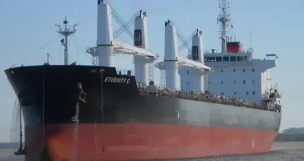 الحوثيون يستهدفون سفينة "إترنيتي سي" قبالة اليمن: غرق السفينة وجهود إنقاذ الطاقم تتواصل