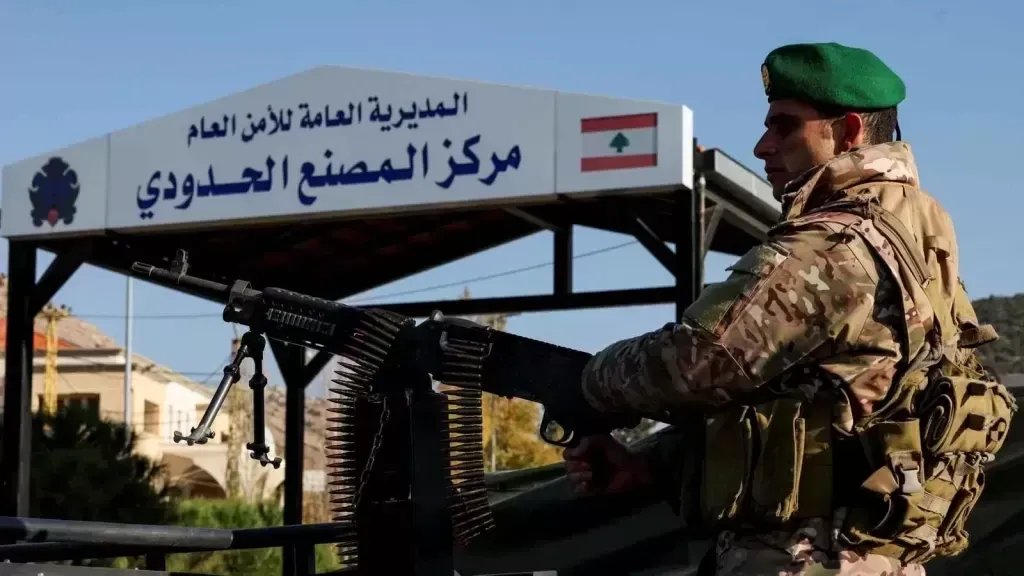 الجيش اللبناني يسلّم سوريا 70 شخصًا عبر معبر العريضة: بينهم مسؤولون سابقون