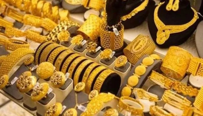 الليرة السورية تحافظ على استقرارها أمام الدولار والذهب يرتفع