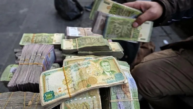 تقلبات السوق السوداء: أسعار الدولار واليورو والذهب مقابل الليرة السورية اليوم 14 يوليو 2025