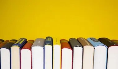 اكتشف أبرز كتب التنمية الذاتية لعام 2025: دليل شامل لتحسين الذات والصحة النفسية