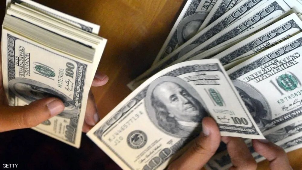 تدهور الليرة السورية: الدولار يقفز إلى 11000 ليرة في السوق السوداء