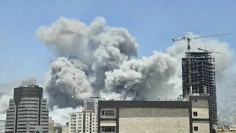 مسؤول إيراني رفيع: معلومات استخباراتية تكشف عن استعداد أمريكي للحرب واستغلال المفاوضات كغطاء