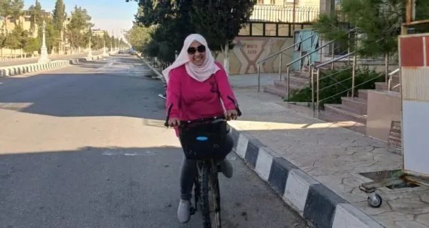 كسر القيود: نساء القلمون يتحدين التقاليد بقيادة السيارات والدراجات