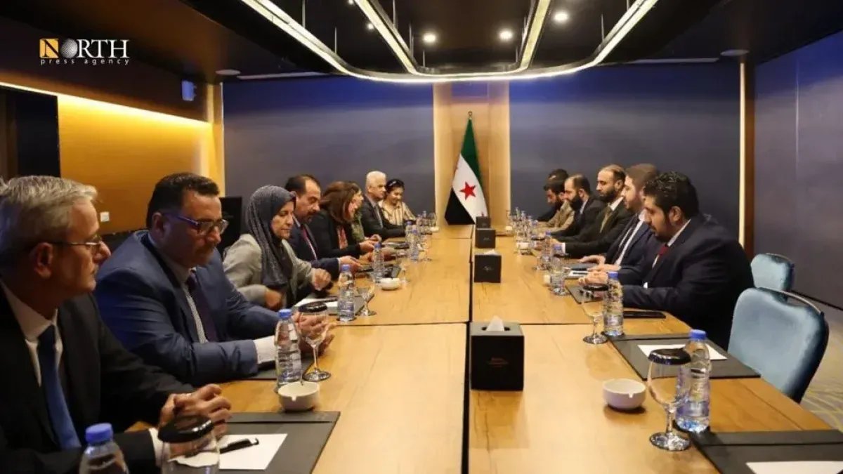 الإدارة الذاتية تنفي وجود "استلام وتسليم" مع دمشق وتؤكد على دمج المؤسسات